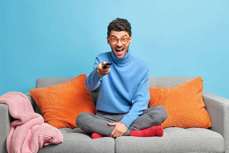 איש צופה בטלוויזיה בסלון